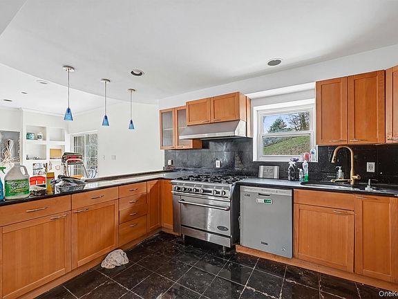 4th image of 5 N Hudson Street