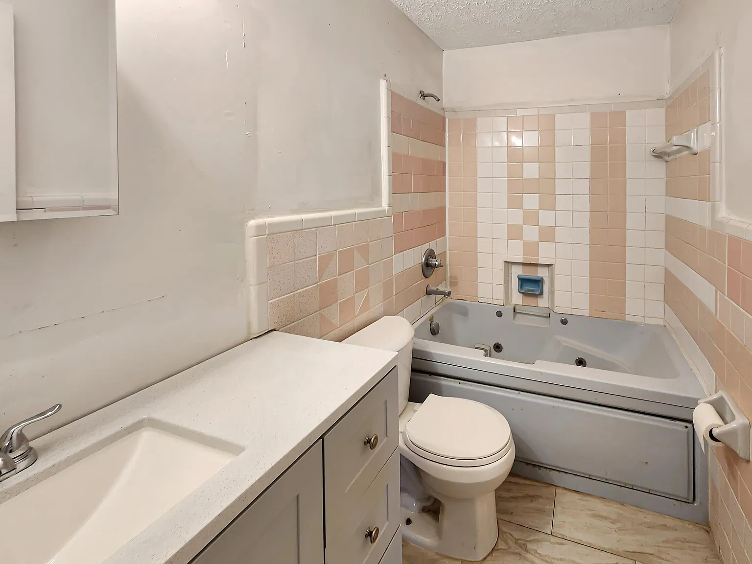 2 bed, 2.0 bath, 3924 sqft, $1,400 — Photo 4