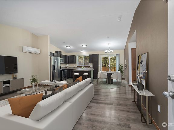 5th image of 9512 206th Avenue Ct E