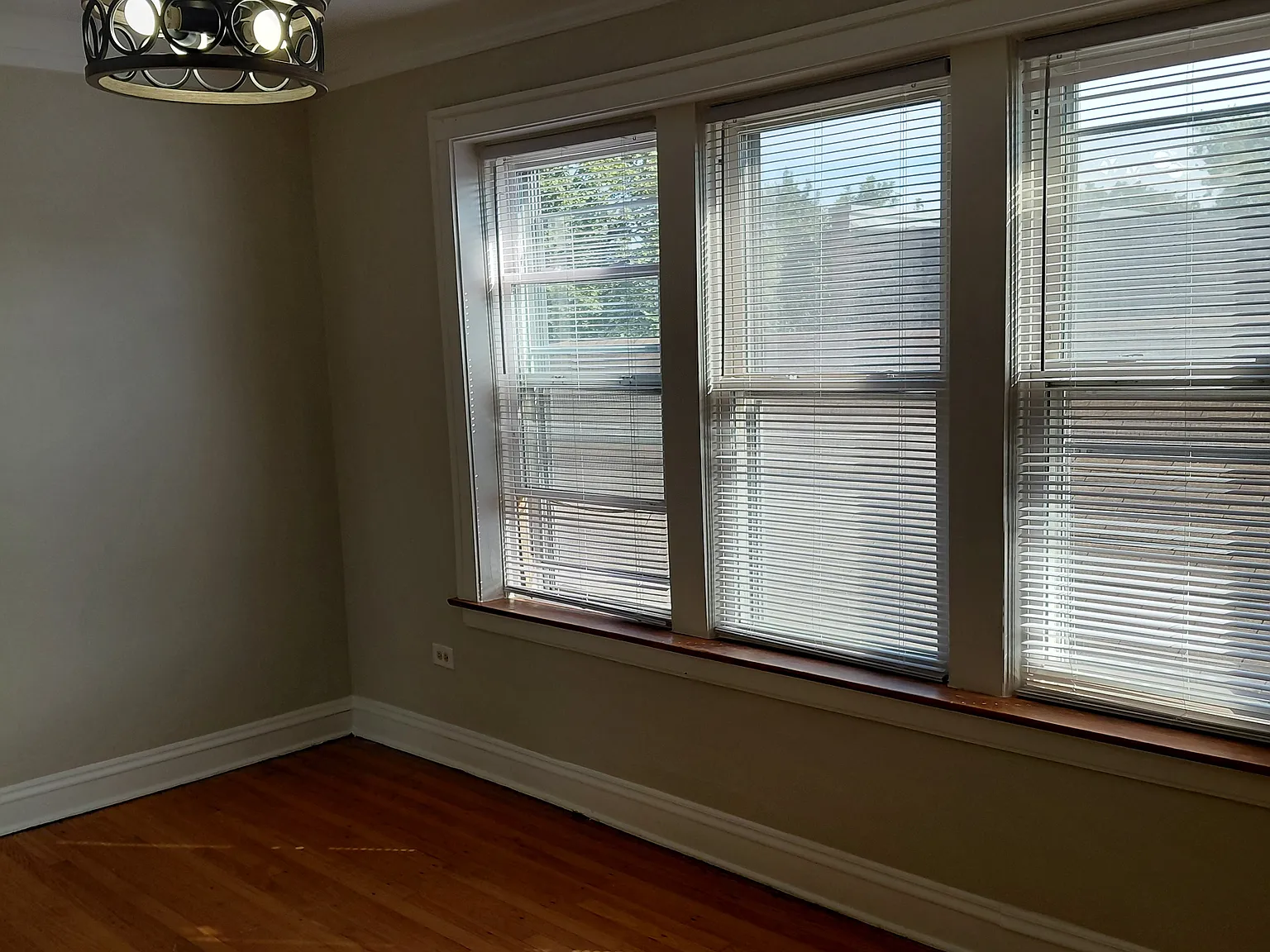 2 bed, 1000 sqft, $1,300 — Photo 2