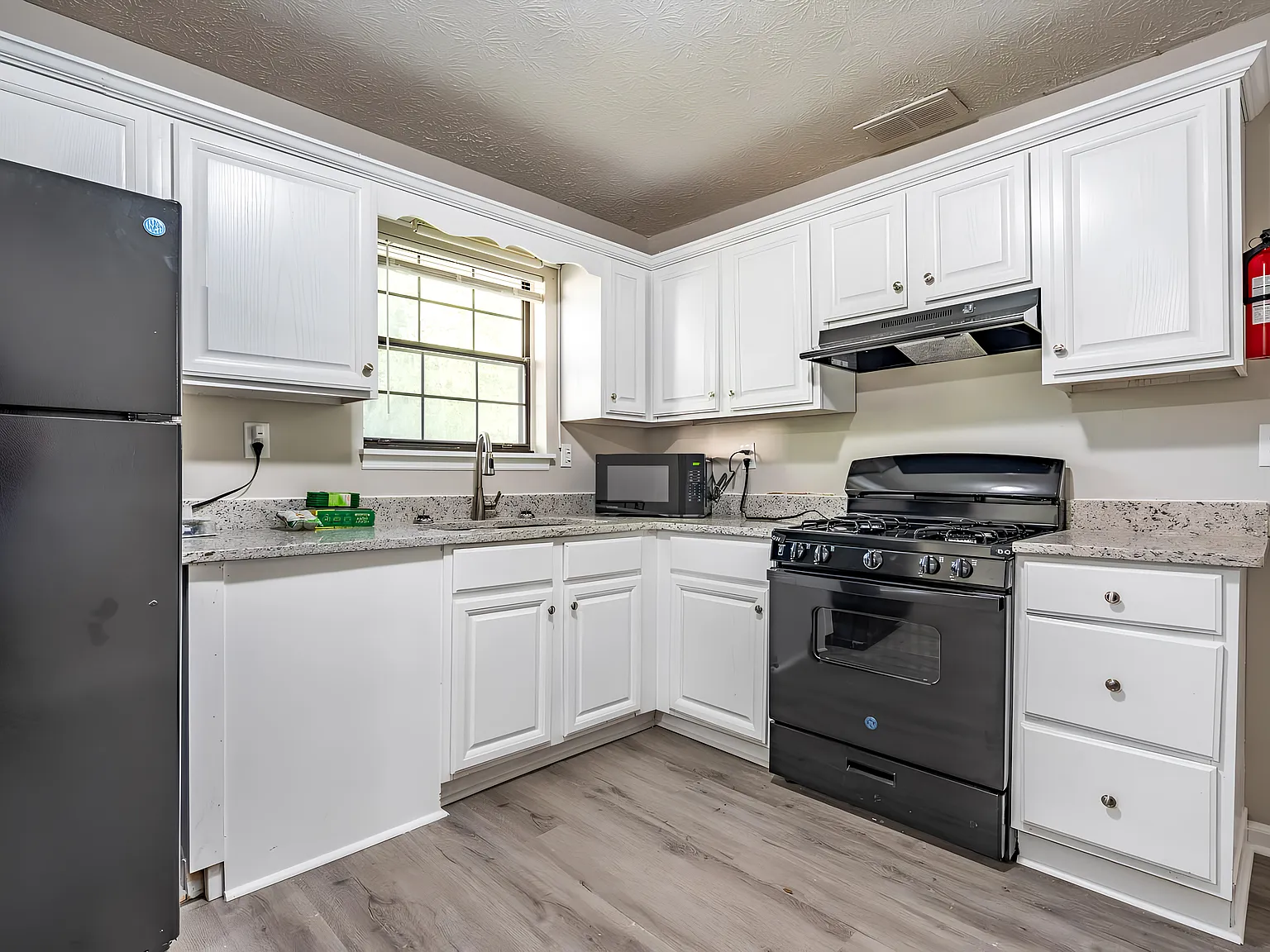 4 bed, 4.0 bath, 1354 sqft, $719 — Photo 4