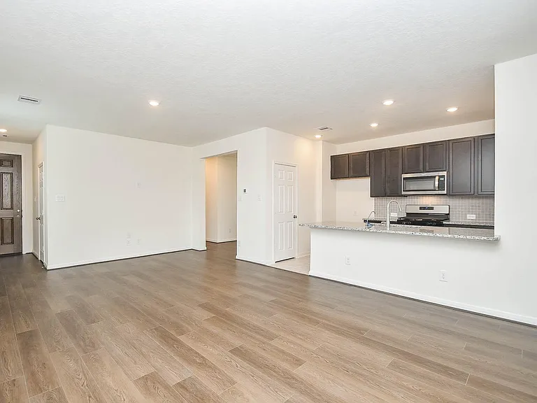 25230 Benroe St — Photo 4