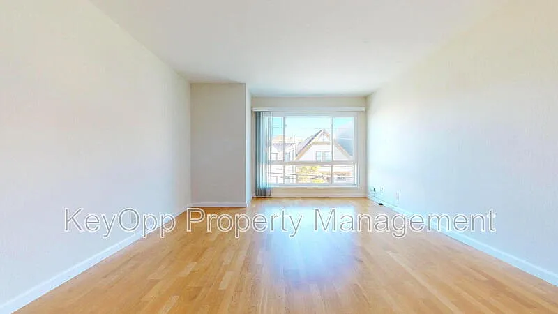 2 bed, 1.0 bath, 731 sqft, $4,995 — Photo 4