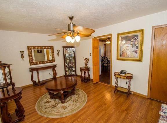 3rd image of 5216 Redbud Ln