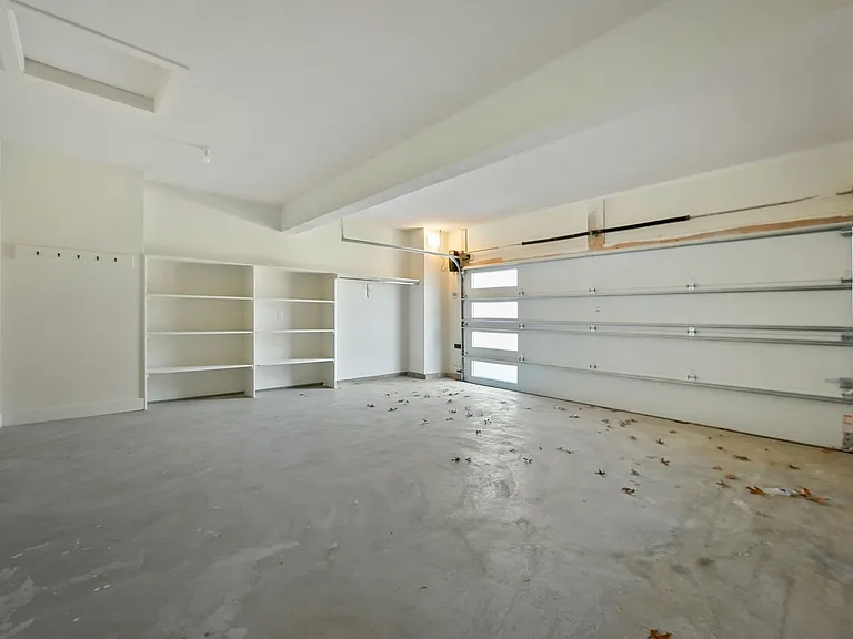 212 E Maplewood Ln — Photo 3