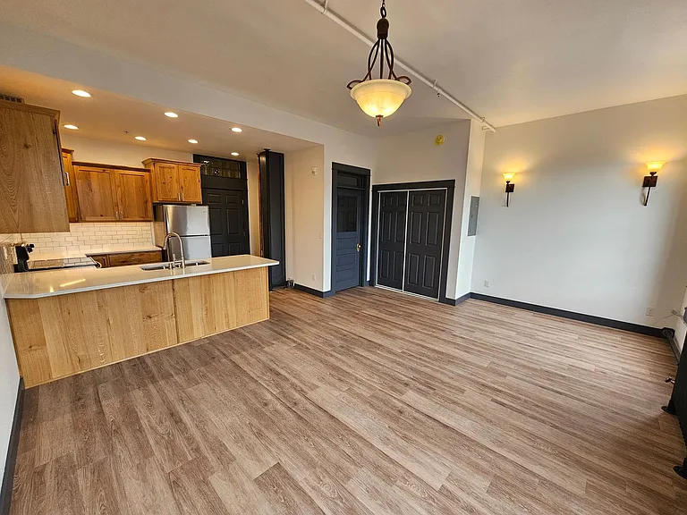 211 Elm St — Photo 4