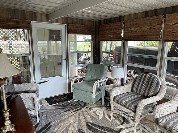 3rd image of 21 Harbor Oaks Dr