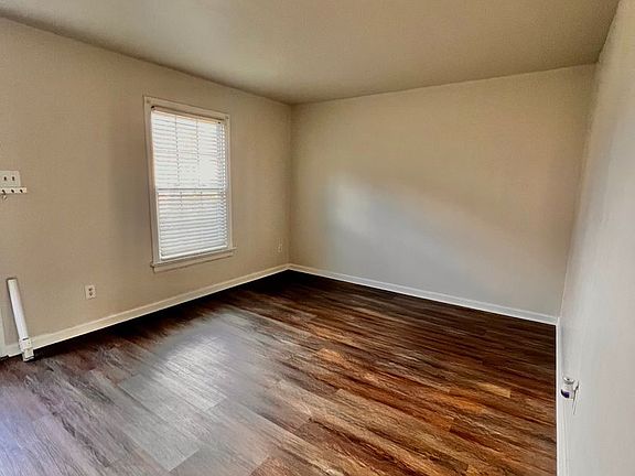 3rd image of 4705 Brompton Sq