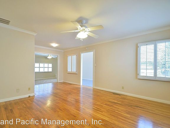 3rd image of 862 Rosecrans Ave