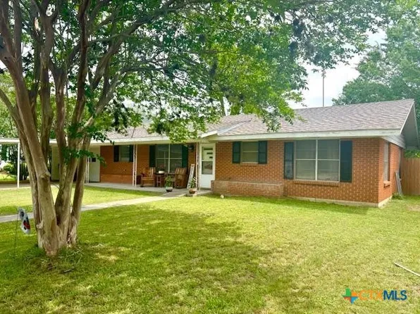 320 N Riedel St, Yorktown, TX 78164