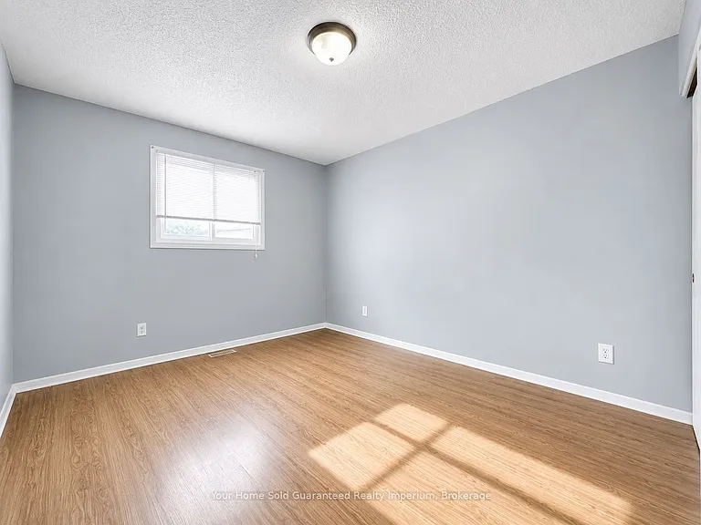 37 Mayfair Dr — Photo 9