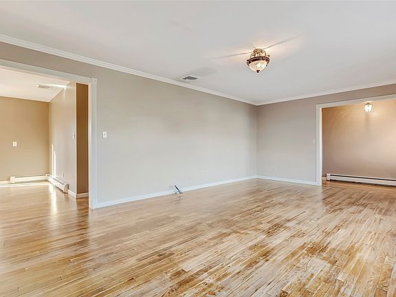 4th image of 22 Hoover Ave