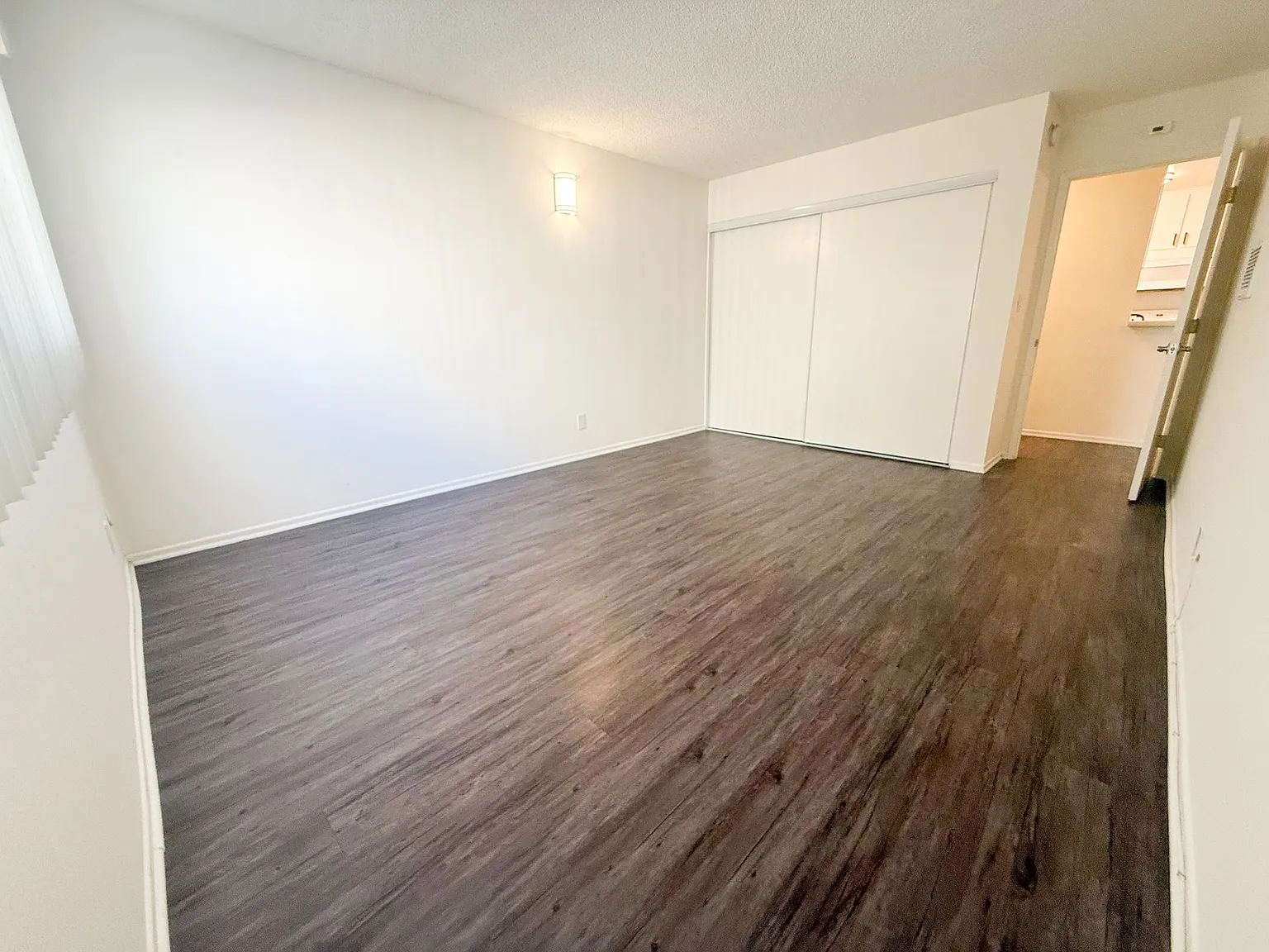 11018 Moorpark Apartments — Photo 4