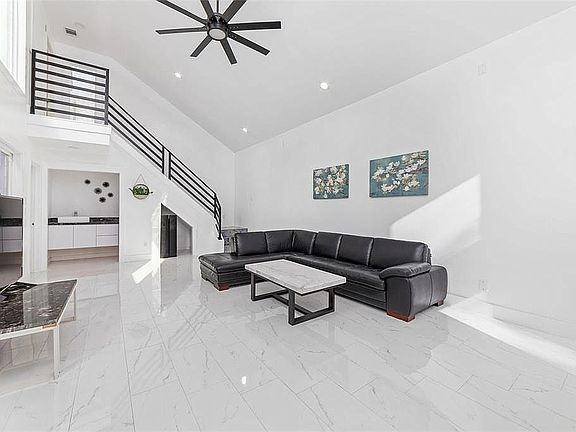 4th image of 15214 La Mancha Dr
