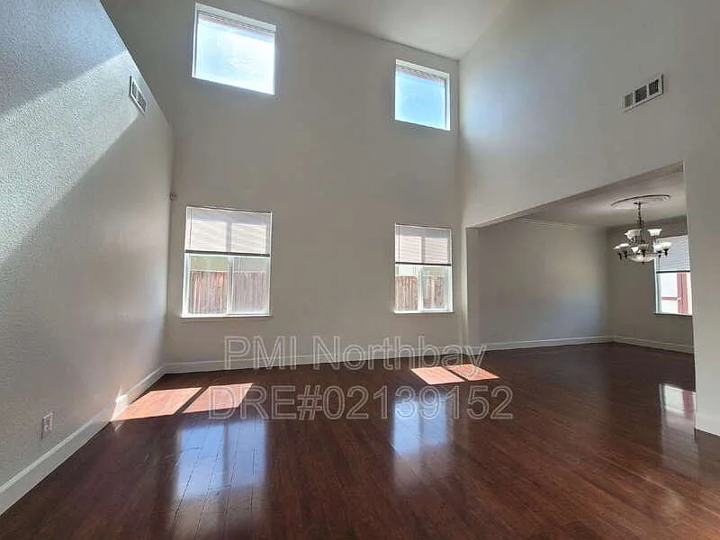 5 bed, 3.5 bath, 3475 sqft, $4,500 — Photo 3