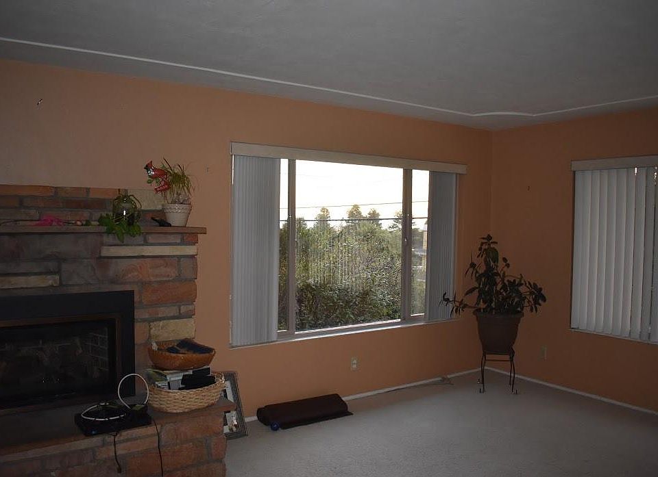 Spacious Living room with awesome ocean view, plenty of space for entertainment center and furniture to settle into to enjoy cozy times by the electric fireplace. Carpet was cleaned using state of the art equipment Jan 8. (we are removing all personal be