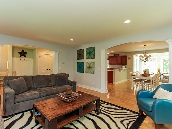 5th image of 8483 Camelot Dr NE