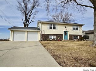 1513 Deerfield Rd, Chatham, IL 62629