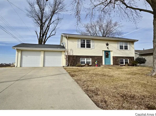 1513 Deerfield Rd, Chatham, IL 62629