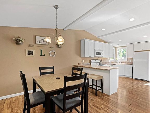 5th image of 323 Oakborough Dr
