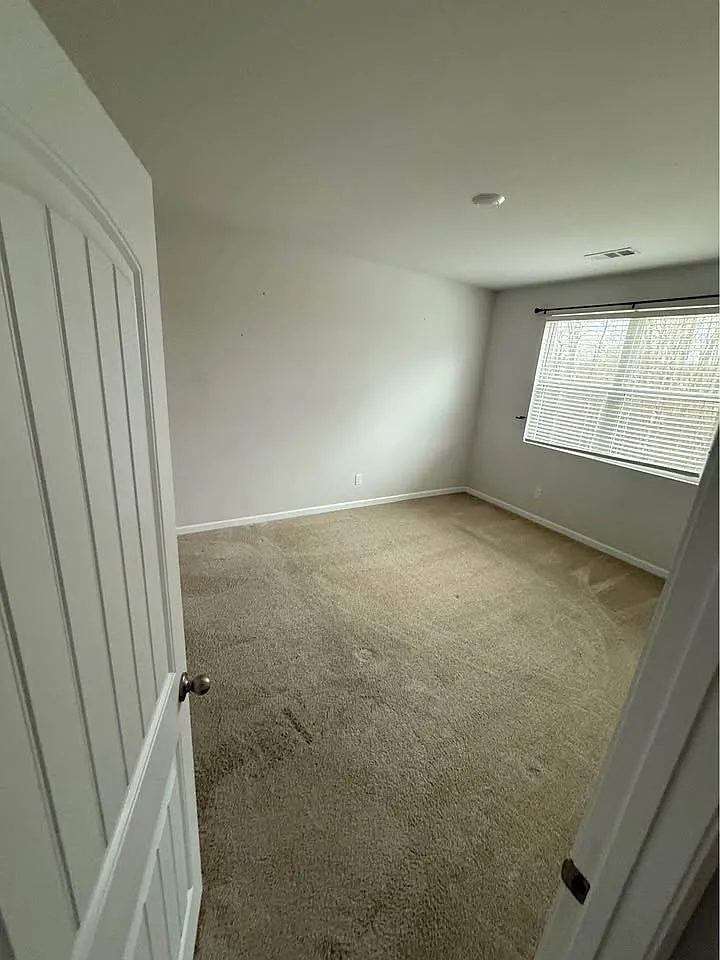 4 bed, 1800 sqft, $2,100 — Photo 4