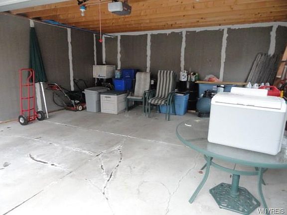 4th image of 223 E Felton St