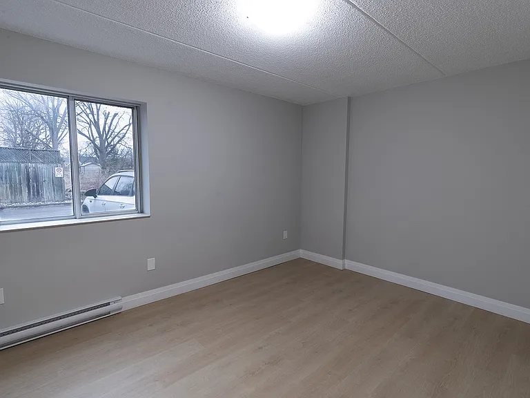 349 Queenston St — Photo 31