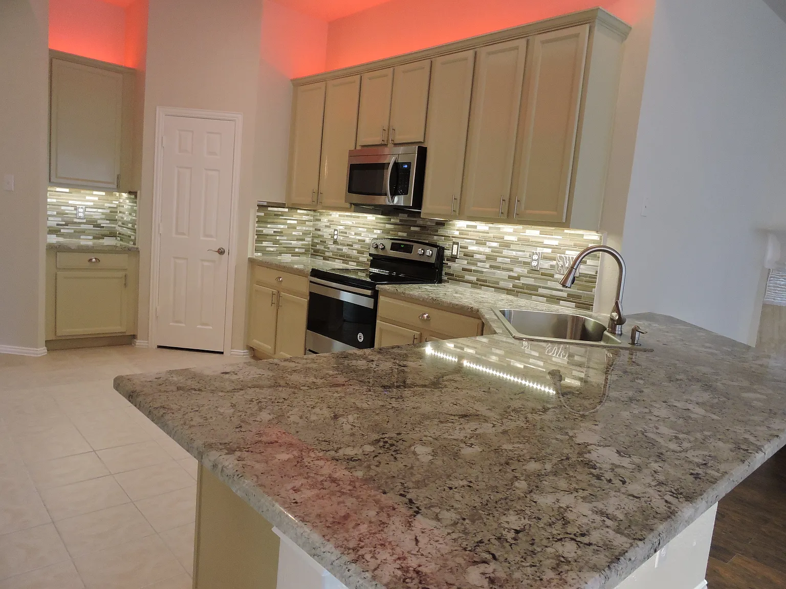 4 bed, 2400 sqft, $3,095 — Photo 2