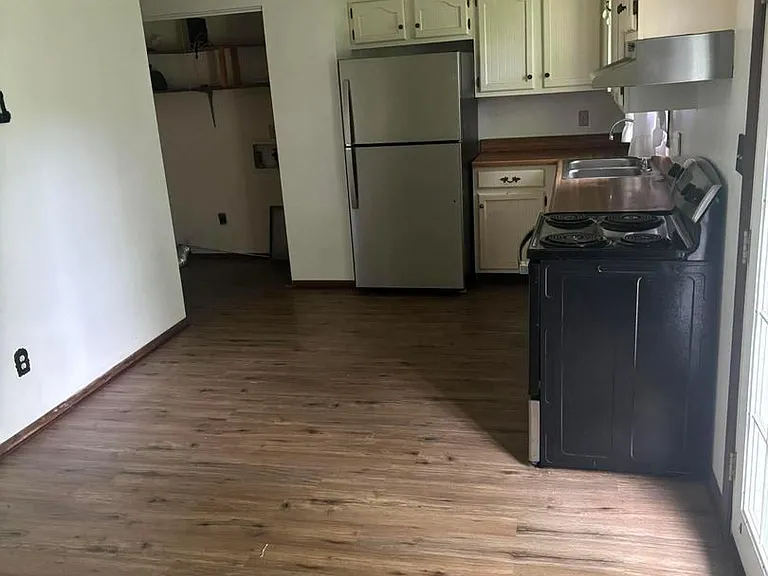 2513 Strickland Dr — Photo 2