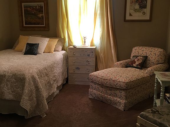 Bedroom lots of storage 