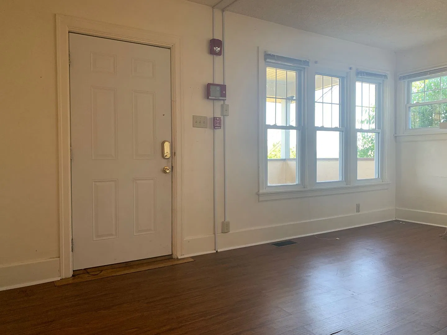 4 Bedroom/ 1 Bathroom House - Great View (Downtown) - Available 06/02/2027 — Photo 3