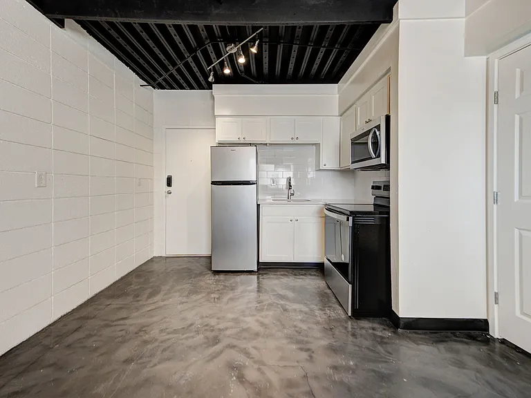 1325 W Lindsey St — Photo 8