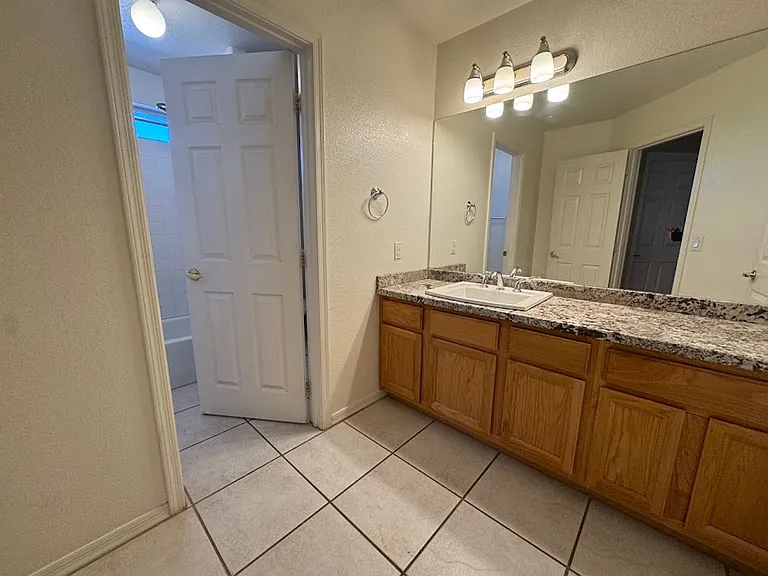 1510 E Charleston Ave — Photo 18