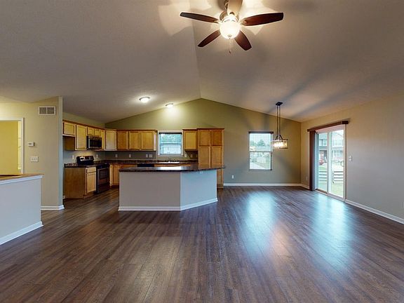 5th image of 297 Bernard Dr