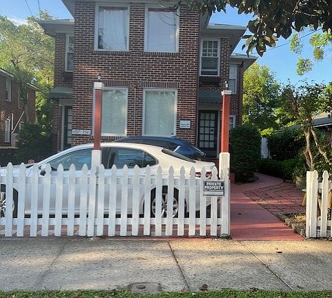 2nd image of 2561 Myra St #B