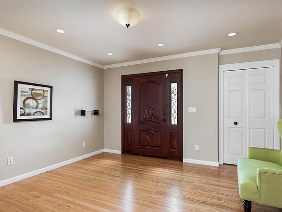 5th image of 10421 Creston Dr
