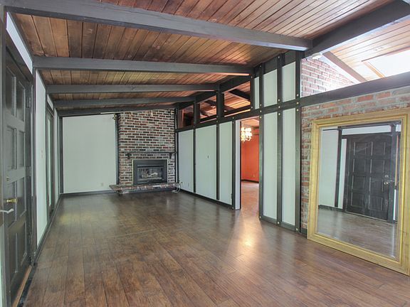 Living Room, firepl, beams
