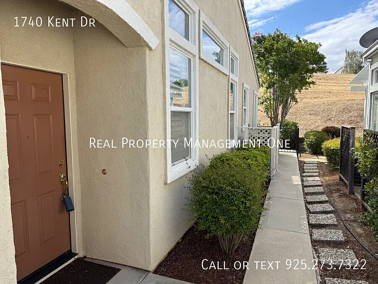 1740 Kent Dr — Photo 3