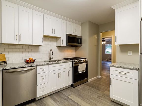 3rd image of 121 Parkside Dr