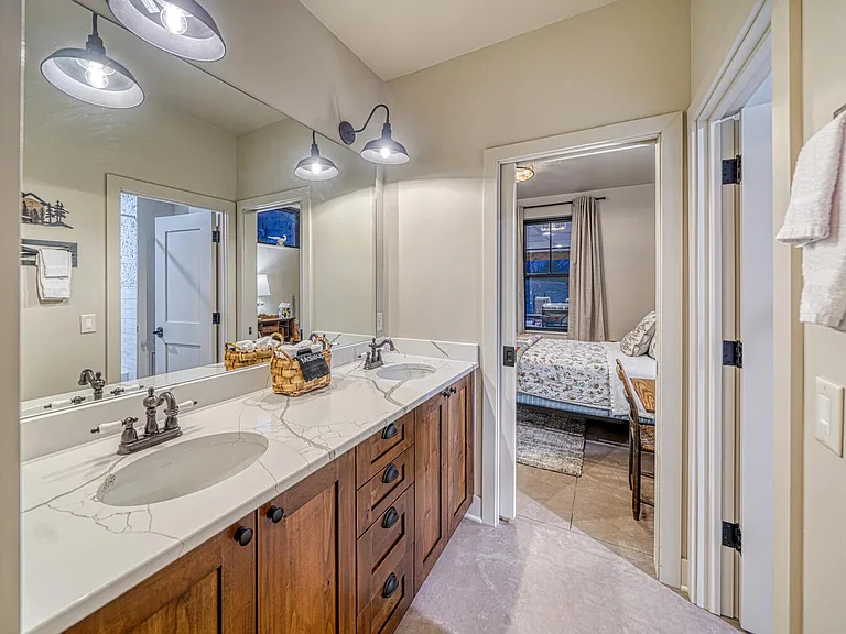 This spacious Jack and Jill style bath serve the Chalk Cliff Suite and the Bear Cub Suite. There is ample storage for your toiletries.