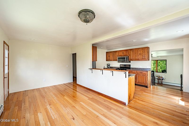 4th image of 61 Thatcher Street