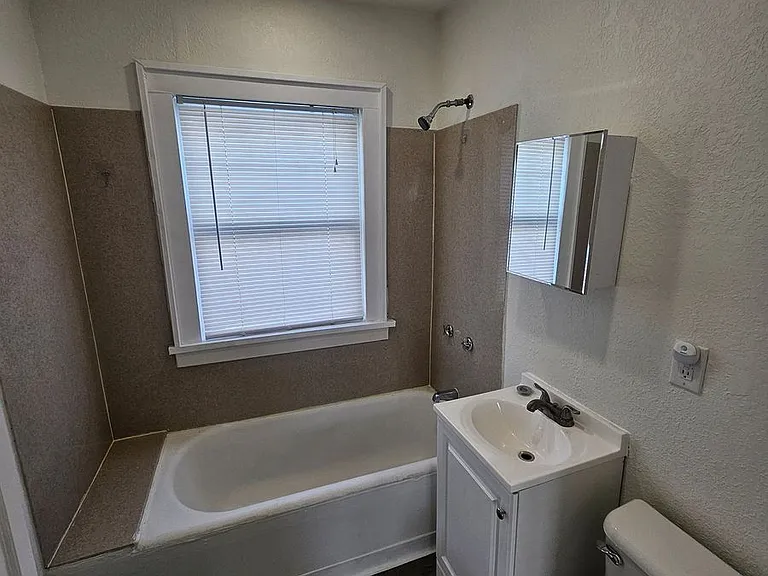 5409-5411 Harrison St — Photo 7