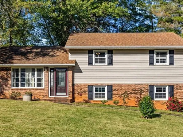 4530 Chebar Dr, Pfafftown, NC 27040