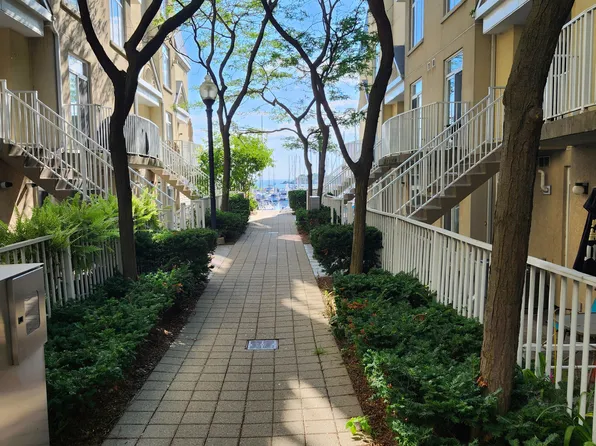 30 Stadium Rd #252, Toronto, ON M5V 3P4