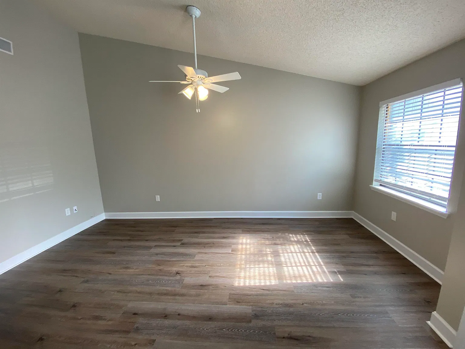 2 bed, 902 sqft, $1,300 — Photo 3