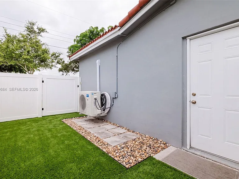 5261 SW 89th Ave #1 — Photo 3