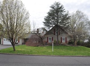 71 Forsythia Dr E, Levittown, PA 19056