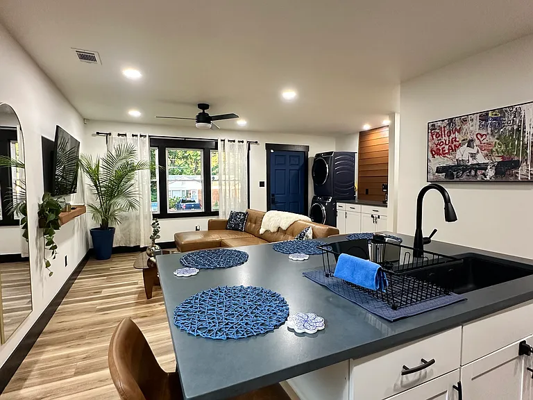 4317 Welling Ave — Photo 7