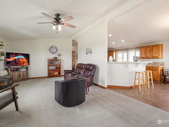 3rd image of 10224 Maple Drive NE