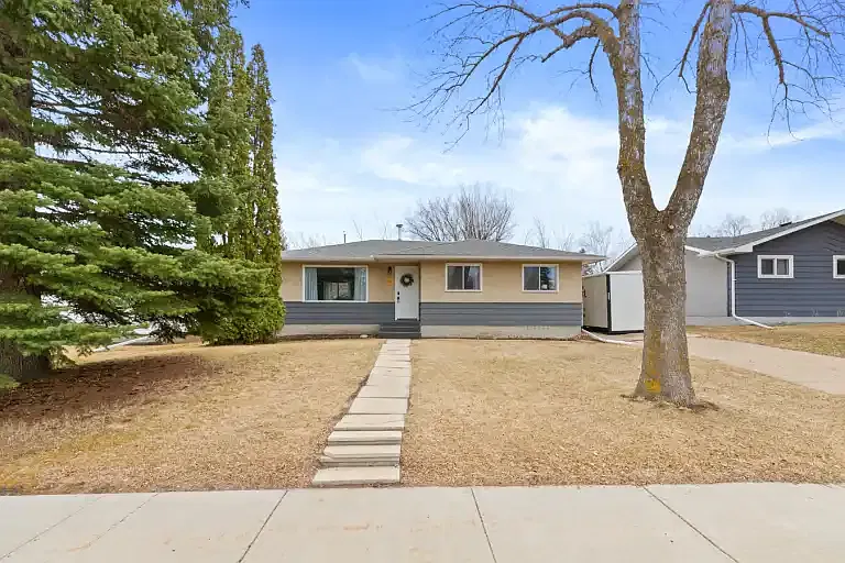 20 Caragana Ave — Photo 1